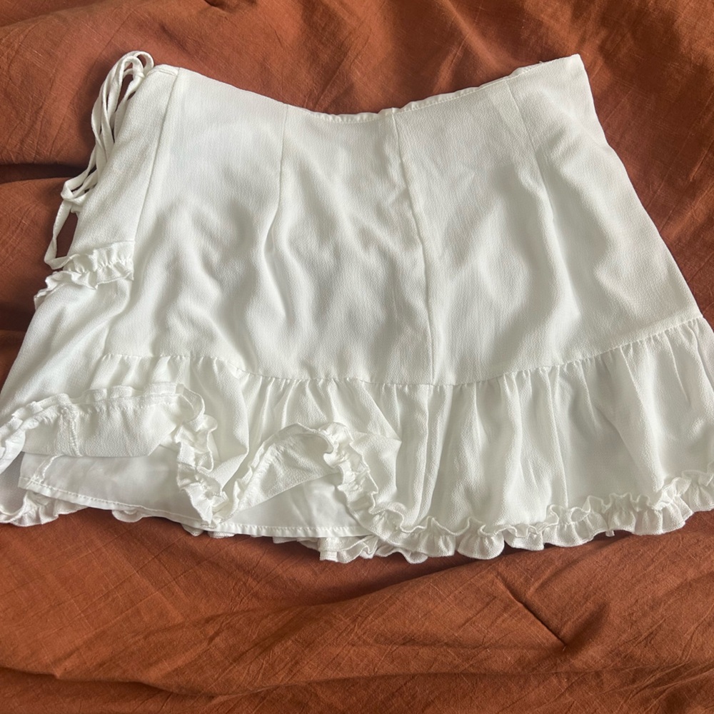 White ruffled mini skirt, size large